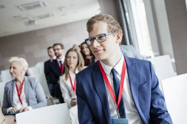 Zakenman bijwonen seminarie in congrescentrum — Stockfoto