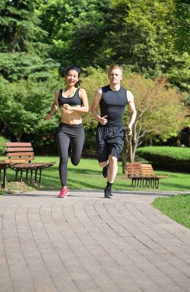 Coppia che corre nel parco — Foto Stock