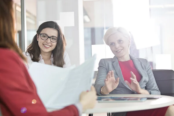 Mulheres de negócios discutindo no escritório — Fotografia de Stock