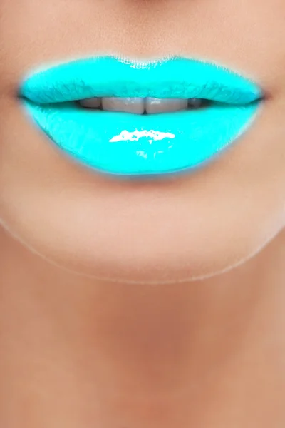 Giovane donna con labbra azzurre — Foto Stock