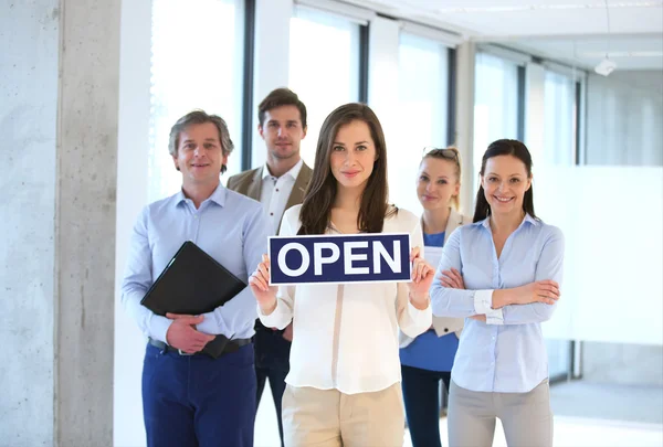 Geschäftsfrau mit offenem Schild — Stockfoto