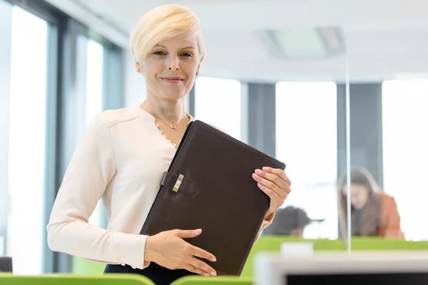 Business woman holding file in office — стоковое фото