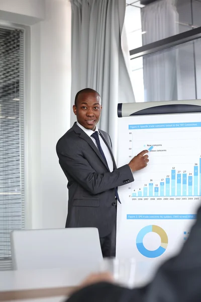 Lächelnder Geschäftsmann bei seiner Präsentation — Stockfoto