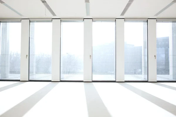 Windows in lobby van kantoorgebouw — Stockfoto