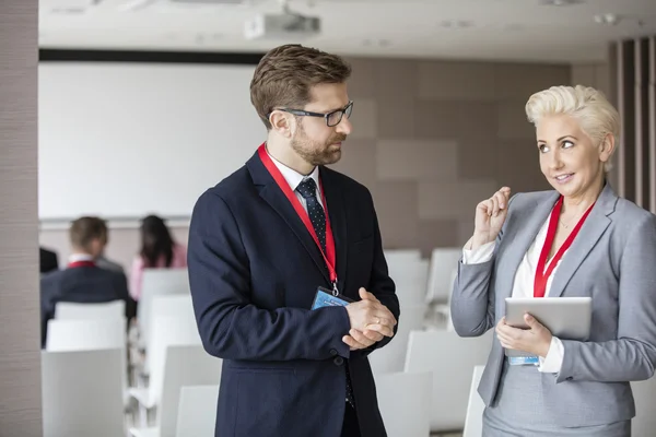 Affärsmän som diskuterar i seminarielokal — Stockfoto