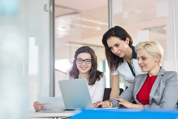 Team of businesswomen using laptop — Stock Photo, Image