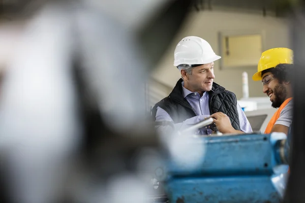 Supervisore maschio che parla con il lavoratore nell'industria metallurgica — Foto Stock