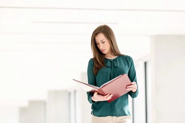 Ung affärskvinna läsa filen i office — Stockfoto