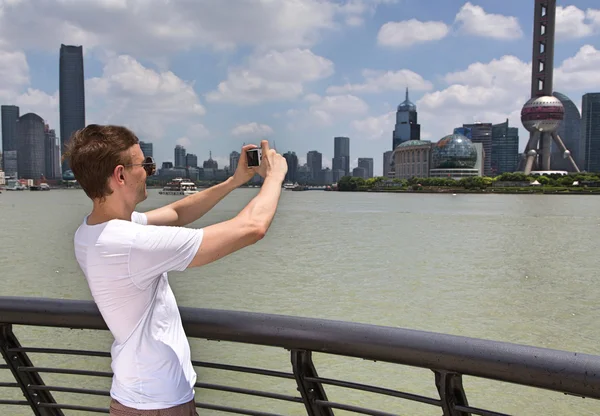 上海のスカイラインの写真を撮る男 — ストック写真