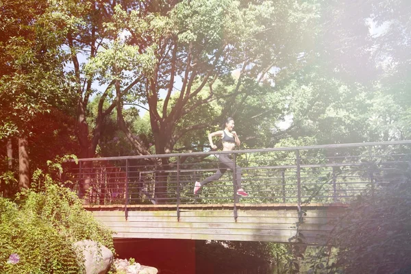 女人跑着穿过桥 — 图库照片