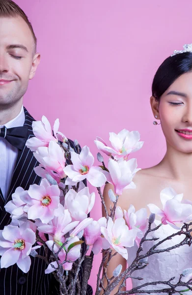 Cuplu de nuntă zâmbitor cu flori artificiale — Fotografie, imagine de stoc