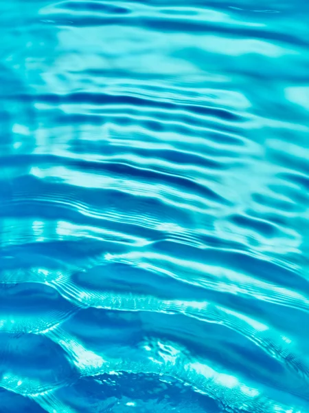 Piccole onde di acqua blu — Foto Stock