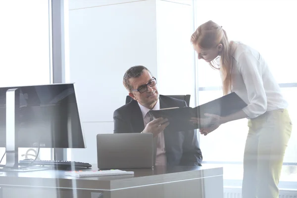 Geschäftsfrau zeigt Kollegin Dokumente — Stockfoto