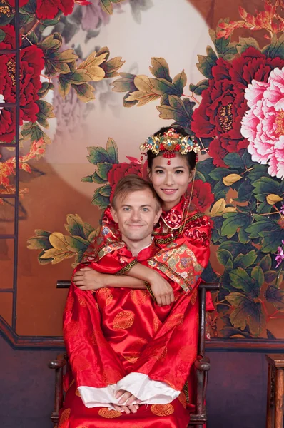 Braut und Bräutigam im chinesischen Hochzeitsoutfit — Stockfoto