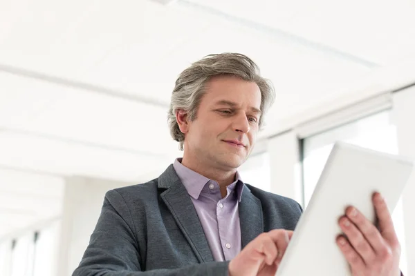 Affärsman med digital tablett på kontoret — Stockfoto
