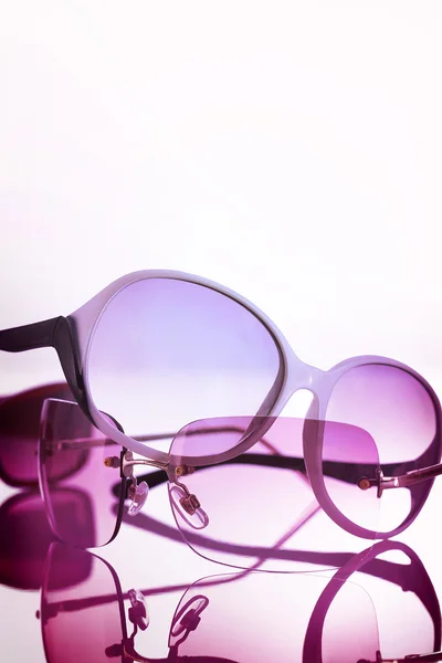 Два фиолетовых солнцезащитных очков — стоковое фото