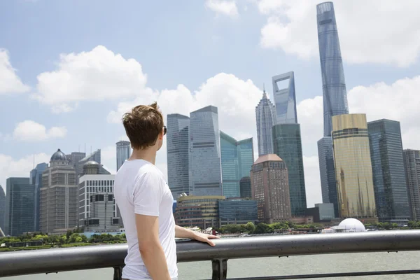 Mann blickt auf Shanghaier Finanzzentrum — Stockfoto