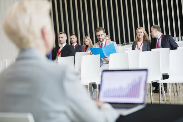 Empresários sentados na sala de seminários — Fotografia de Stock