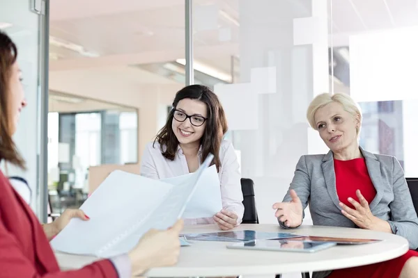 Geschäftsfrau diskutiert mit Kolleginnen — Stockfoto