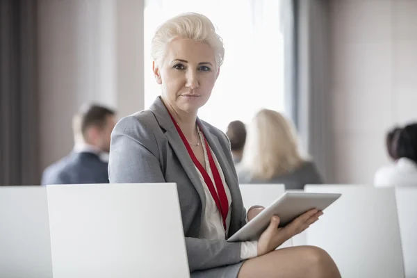 Fiduciosa donna d'affari in possesso di tablet digitale — Foto Stock