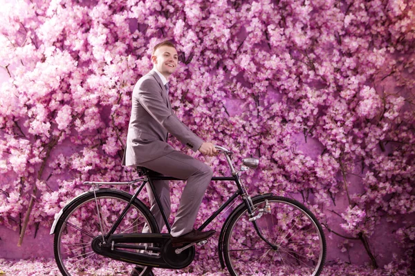 Sonriente novio a caballo bicicleta — Foto de Stock