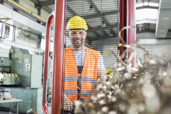 Operaio manuale in fabbrica — Foto Stock