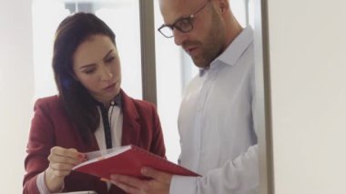 İş ofiste tartışırken iş arkadaşları 