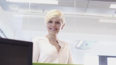 Orta gülümseyen iş kadını yaşlı 