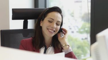 Güzel kadın kulaklıktaki söz 