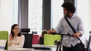Bürosundan çıkarken bisiklet ile çalışan