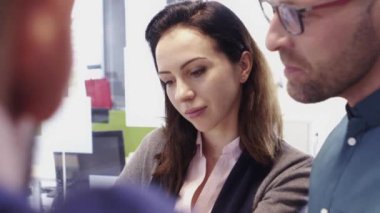 İş arkadaşları ofiste iş tartışıyorlar. 