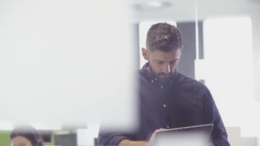 ofiste tablet kullanarak iş adamı 