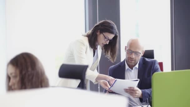 Gente de negocios trabajando en oficina — Vídeo de stock