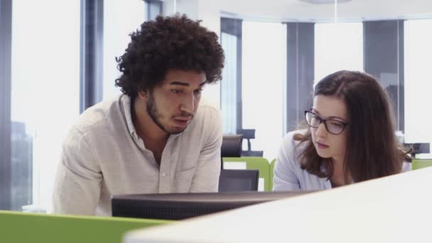 Gente ocupada trabajando en la oficina — Vídeo de stock