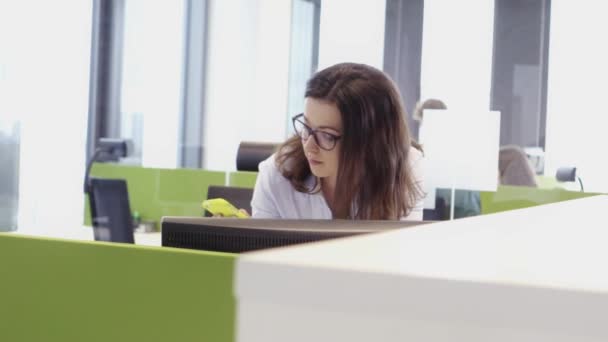 Kvinnlig anställd använder telefonen på kontoret — Stockvideo