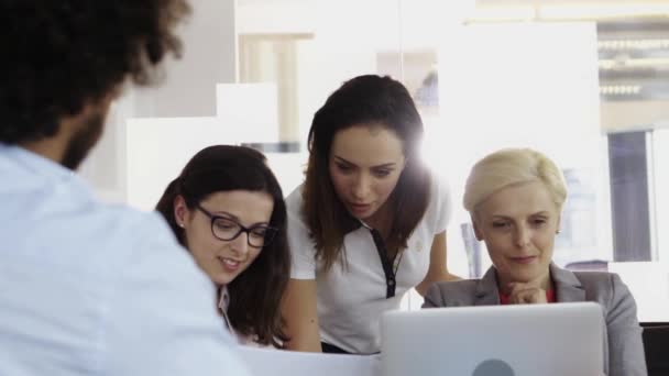 Empleados que trabajan en la computadora en la oficina — Vídeo de stock