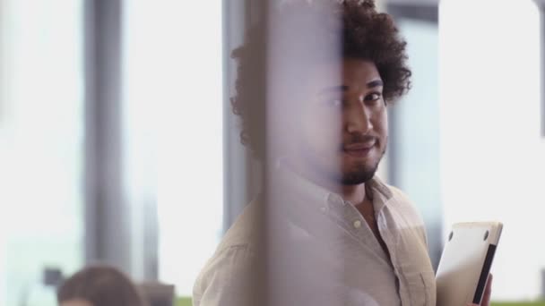 Empresario usando tableta PC en la oficina — Vídeo de stock