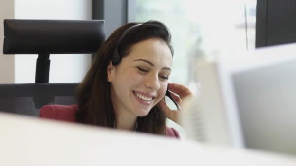 Hermosa mujer hablando en auriculares — Vídeos de Stock