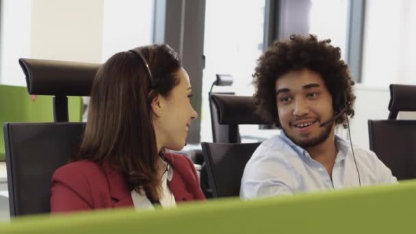 Empleados que trabajan en la oficina del centro de llamadas — Vídeo de stock