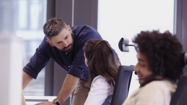 Scène de bureau dans le centre d'appels — Video