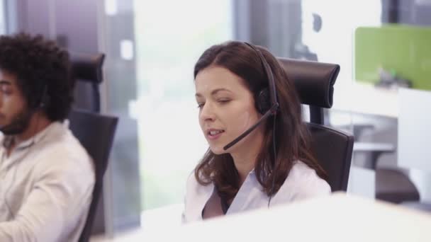 Büroangestellte arbeiten im Callcenter — Stockvideo