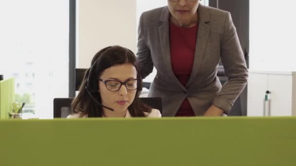 Бізнес-леді перевіряє і дає похвалу жінці — стокове відео