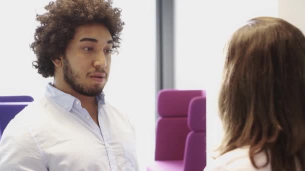 Homem conversando com colega no escritório — Vídeo de Stock