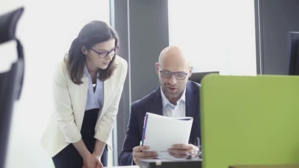 Gente de negocios trabajando en oficina — Vídeo de stock