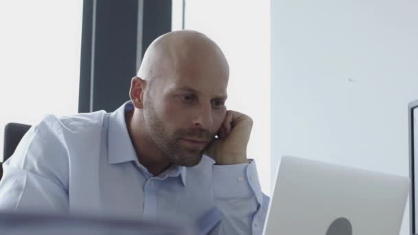 Серйозні лисий бізнесмен роботи в Microsoft office — стокове відео