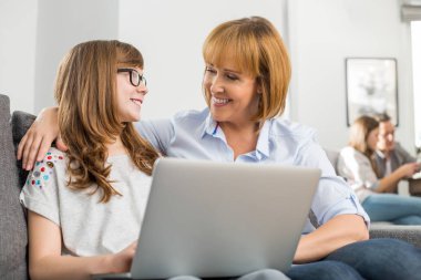 mutlu anne ve kızı ile laptop