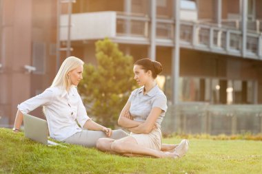 Office çim genç iş kadınları