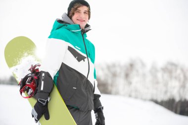 snowboard ile yakışıklı genç