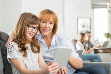 Anne ve kızı kullanarak tablet pc