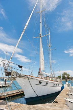 Yat limanına demirleyen 